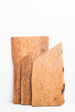 Load image into Gallery viewer, Planche-a-decouper-bois-de-coco-LittleAfrica