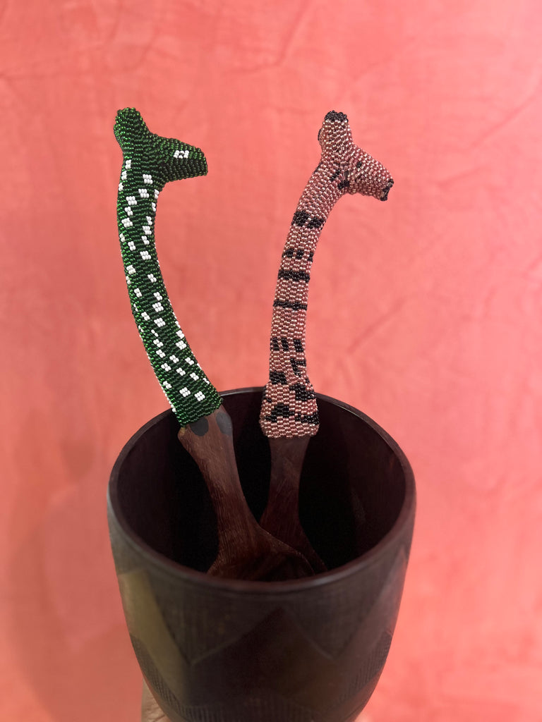 Fondation Gacha - Spatule en bois de padouk perlées