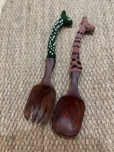 Load image into Gallery viewer, Fondation Gacha - Spatule en bois de padouk perlées