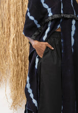 Laden Sie das Bild in den Galerie-Viewer, Laurence Airline- Poncho Cubano Indigo