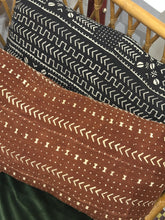 Cargar imagen en el visor de la galería, Little Africa Village - Bogolan cushion cover