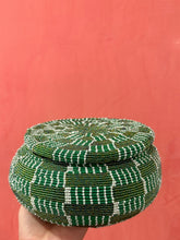 Laden Sie das Bild in den Galerie-Viewer, Gacha Foundation – Große Perlenbox mit Deckel, mehrfarbig, L